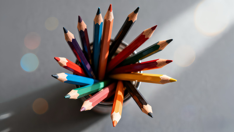 笔筒里的不同颜色彩铅笔 笔筒里的不同颜色彩铅笔