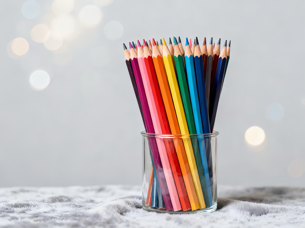 笔筒里的一套彩铅笔 笔筒里的一套彩铅笔