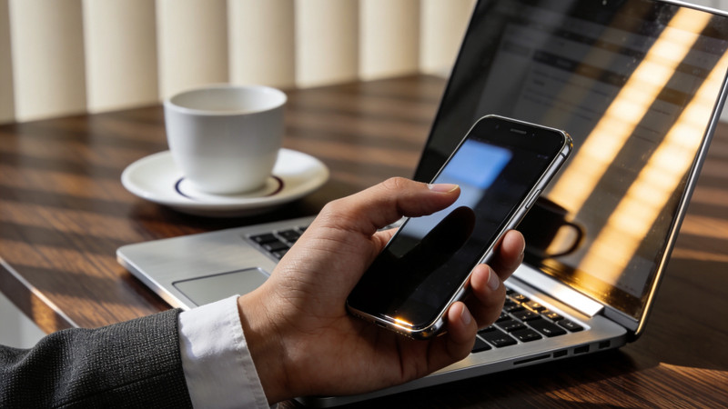 手持智能手机进行操作的画面 手持智能手机进行操作的画面