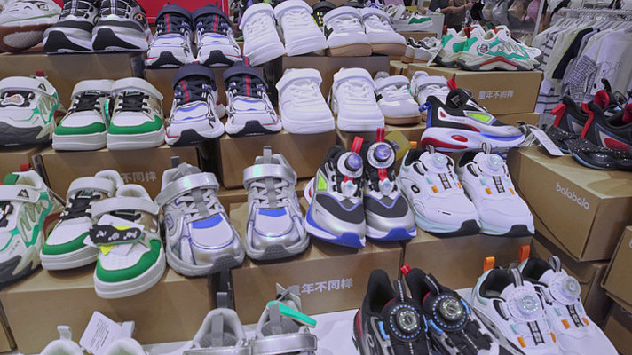 店铺内陈列的多样款式儿童鞋 店铺内陈列的多样款式儿童鞋