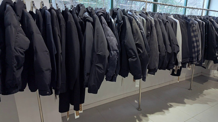 服装店冬季男装外套陈列 服装店冬季男装外套陈列