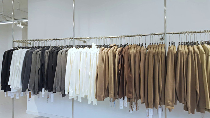 服装店挂架上的各式男装 服装店挂架上的各式男装