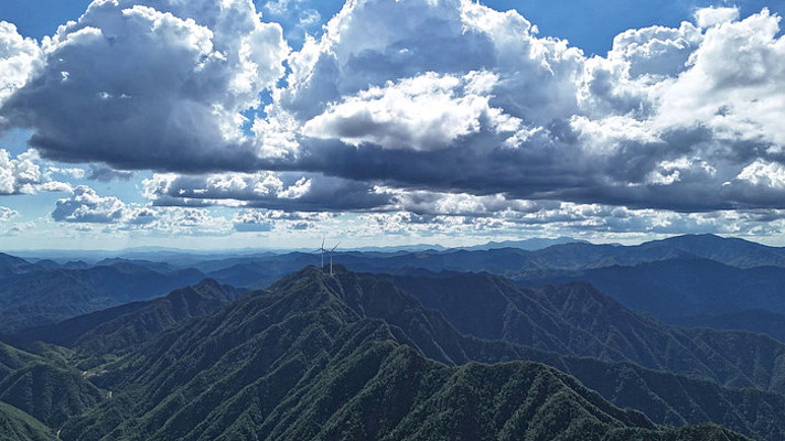 高山云海自然风光下的风力发电 高山云海自然风光下的风力发电