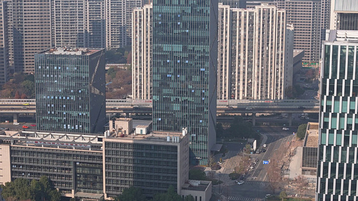 ������ƽ��÷�߼�·����и�¥����Ⱥ