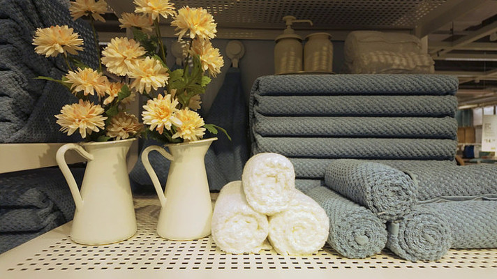 货架上摆放的毛巾与花卉商品 货架上摆放的毛巾与花卉商品