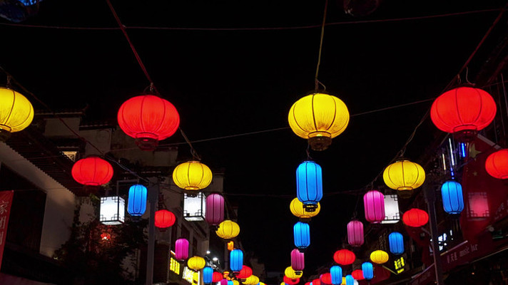 �ֵ����Ҳ�ɫ����ҹ��