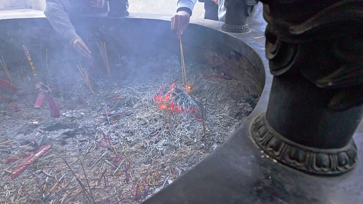 灵隐寺香炉烧香祈福场景 灵隐寺香炉烧香祈福场景