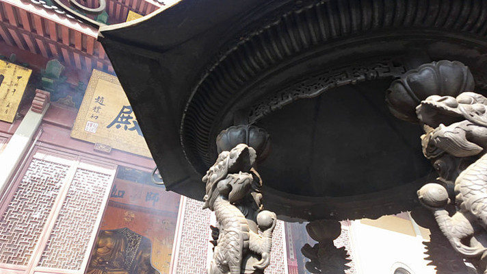 灵隐寺药师殿与龙雕香炉景观 灵隐寺药师殿与龙雕香炉景观