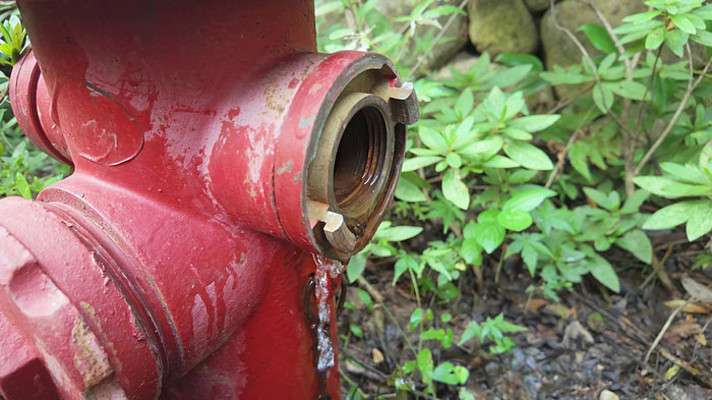 ©ˮ�ĺ�ɫ����˨