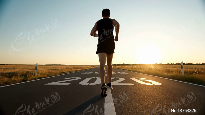 �ճ���·�ϱ��ܵ�ӭ��2026