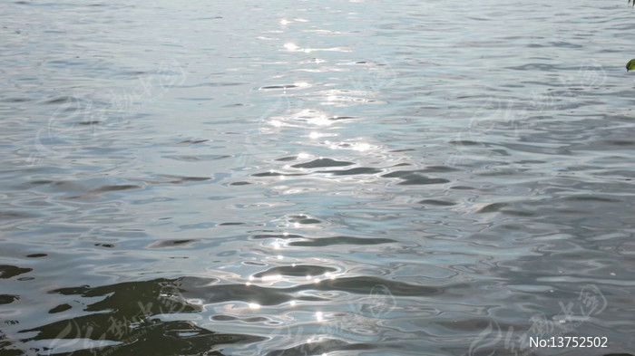 ˮ�沨�����Ե���Ȼ����