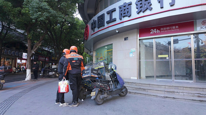 外卖小哥街边交谈 外卖小哥街边交谈