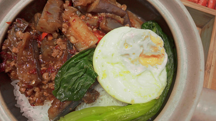香辣茄子煲仔饭 香辣茄子煲仔饭