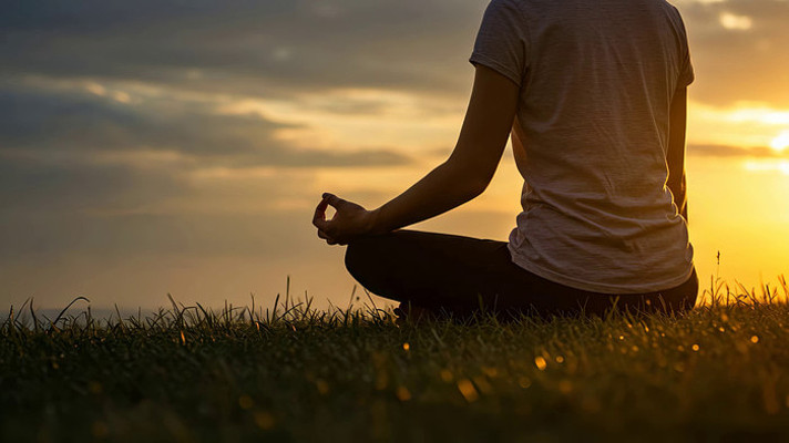 夕阳下草地中静坐的人 夕阳下草地中静坐的人