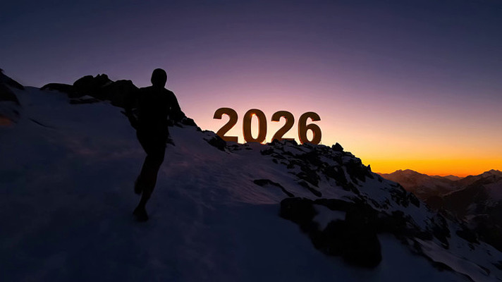 雪山山顶人物奔跑迎接2026 雪山山顶人物奔跑迎接2026