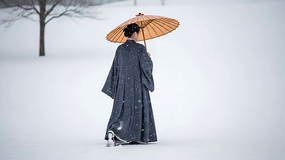 ѩ�г�ɡ���ߵĺ���Ů��