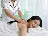 �������ܰ�Ħ����ĳ���Ů��