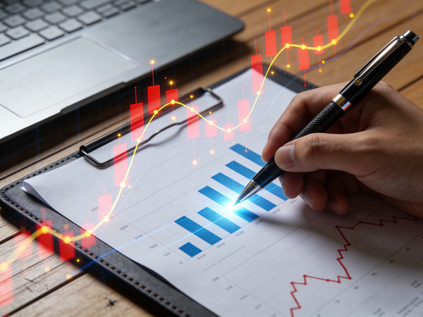 股市K线图与执笔的手 股市K线图与执笔的手