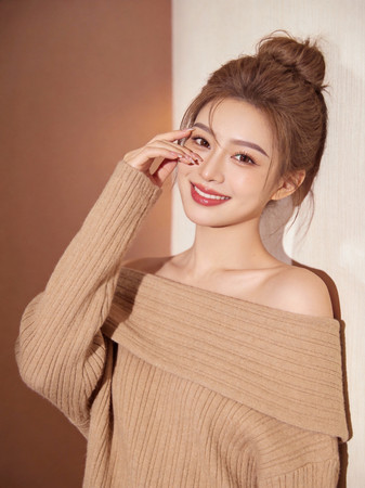 ��¶��װ���Ը���Ů