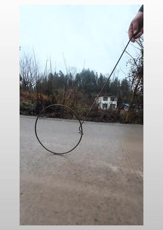 童年游戏滚铁环竖屏实拍 童年游戏滚铁环竖屏实拍