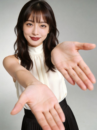 伸出双手的甜美女子 伸出双手的甜美女子