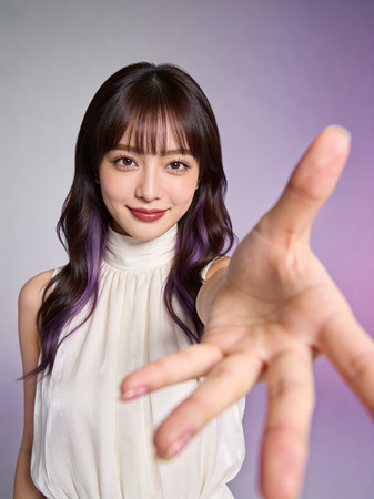 伸手的长发女人 伸手的长发女人