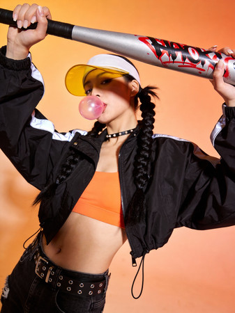 手握棒球棍的潮酷女孩 手握棒球棍的潮酷女孩