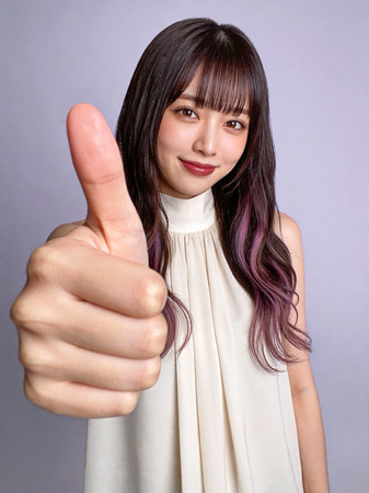 做点赞手势的年轻女子 做点赞手势的年轻女子