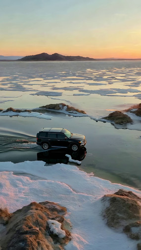 ������ʻ�ĺ�ɫSUV