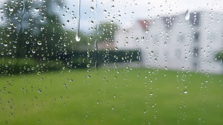 玻璃上雨滴及户外景色 玻璃上雨滴及户外景色