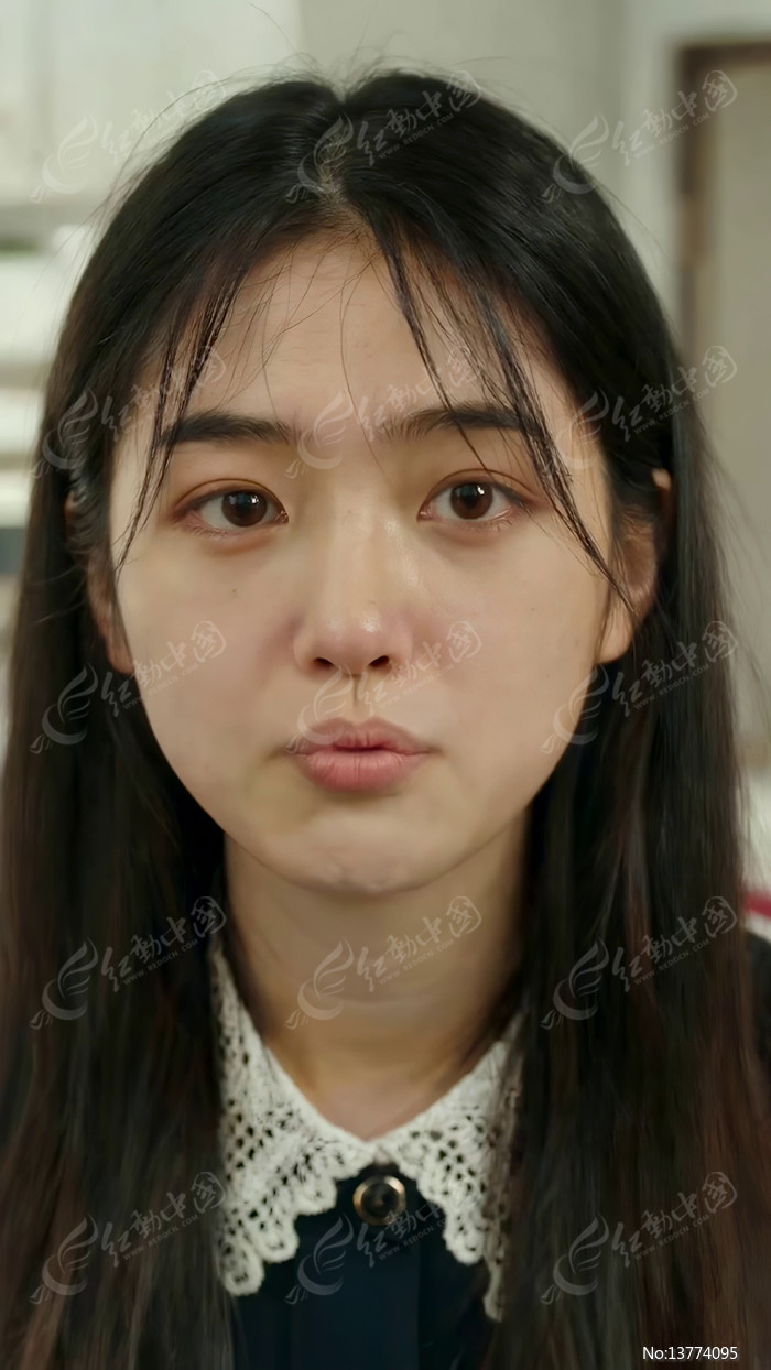 ����Ů�ӽ���΢Ц�ز�