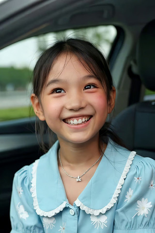 车内微笑的小女孩 车内微笑的小女孩