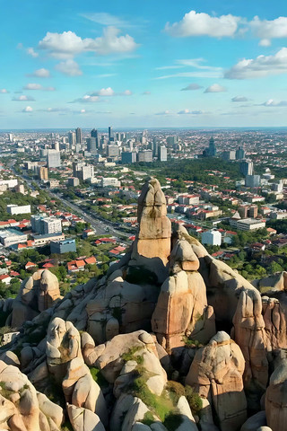 城市与怪异岩石的俯瞰景观 城市与怪异岩石的俯瞰景观