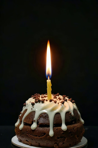 带蜡烛的巧克力蛋糕特写 带蜡烛的巧克力蛋糕特写