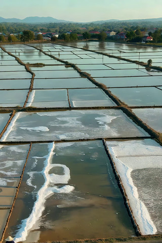 俯瞰盐田及劳作的人 俯瞰盐田及劳作的人