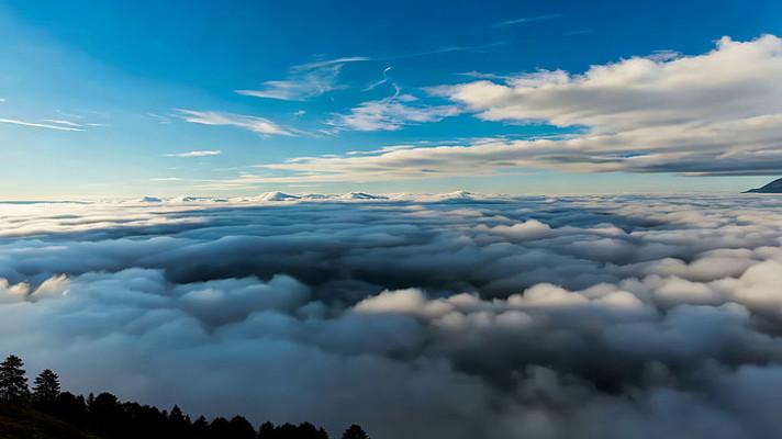 高空俯瞰云海与天空景观 高空俯瞰云海与天空景观