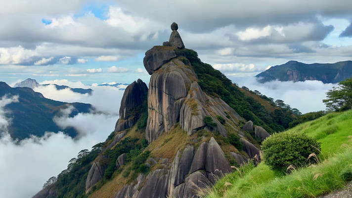 高山云海间的奇特岩石景观 高山云海间的奇特岩石景观