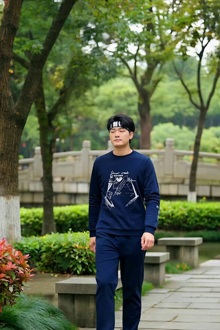 公园中行走的年轻男子 公园中行走的年轻男子
