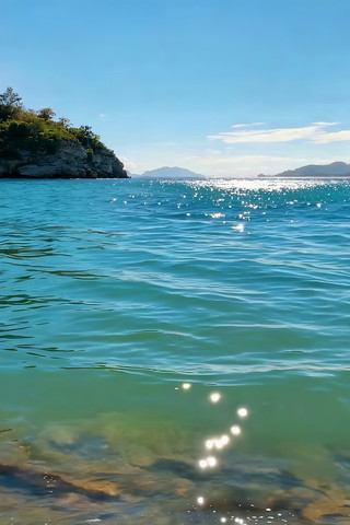海边波光粼粼的海水与沙滩 海边波光粼粼的海水与沙滩