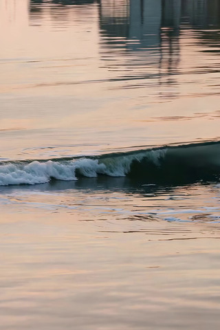 海边海浪翻涌景象 海边海浪翻涌景象