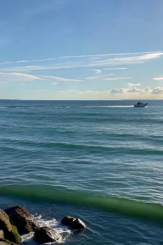 海边礁石海浪与海上行驶船只 海边礁石海浪与海上行驶船只