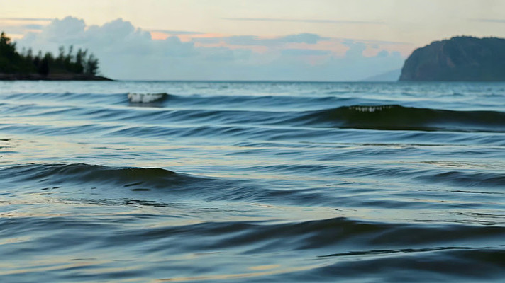 海面波浪与远处山景 海面波浪与远处山景