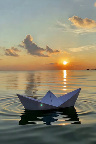海上日落时漂浮的纸船 海上日落时漂浮的纸船