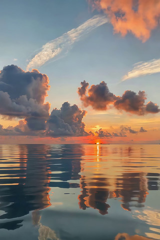 海上日落天空云彩倒影画面 海上日落天空云彩倒影画面