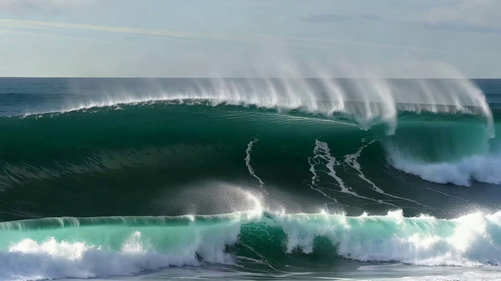 海洋中翻涌的巨大浪花 海洋中翻涌的巨大浪花
