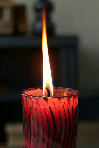 红色玻璃蜡烛燃烧特写 红色玻璃蜡烛燃烧特写