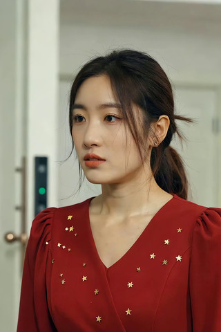 红衣女子侧身特写画面 红衣女子侧身特写画面