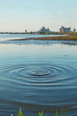 湖泊水面波纹与远处建筑景观 湖泊水面波纹与远处建筑景观