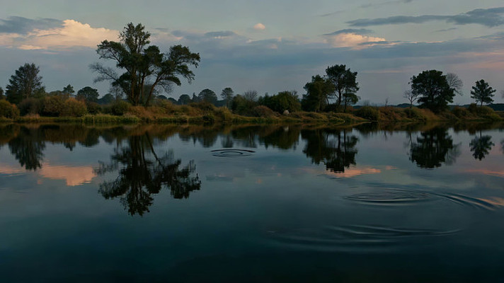 ������Ȼ���ˮ�浹Ӱ����