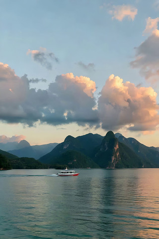 湖面上行驶的船只与山水景色 湖面上行驶的船只与山水景色